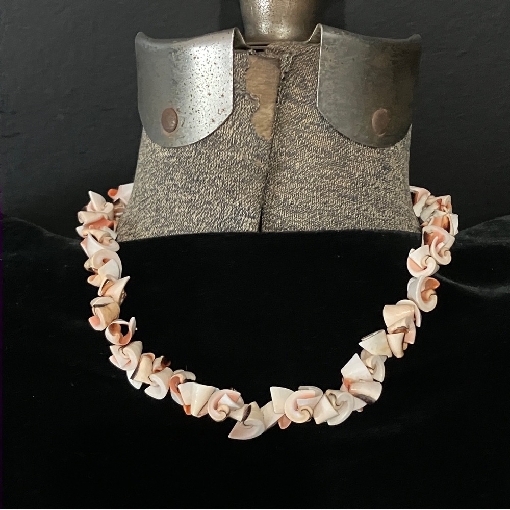 Vintage Curly Shell Choker Necklace 1990s